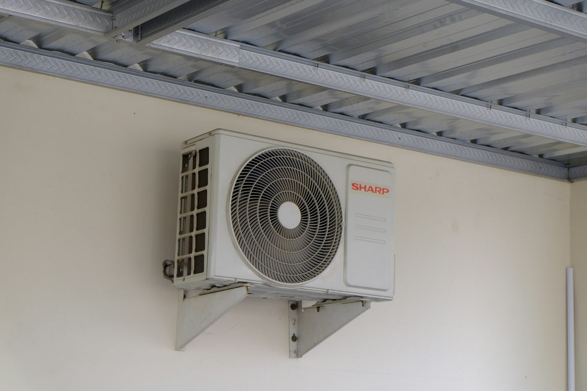 Air conditioning unit mounted on an exterior wall